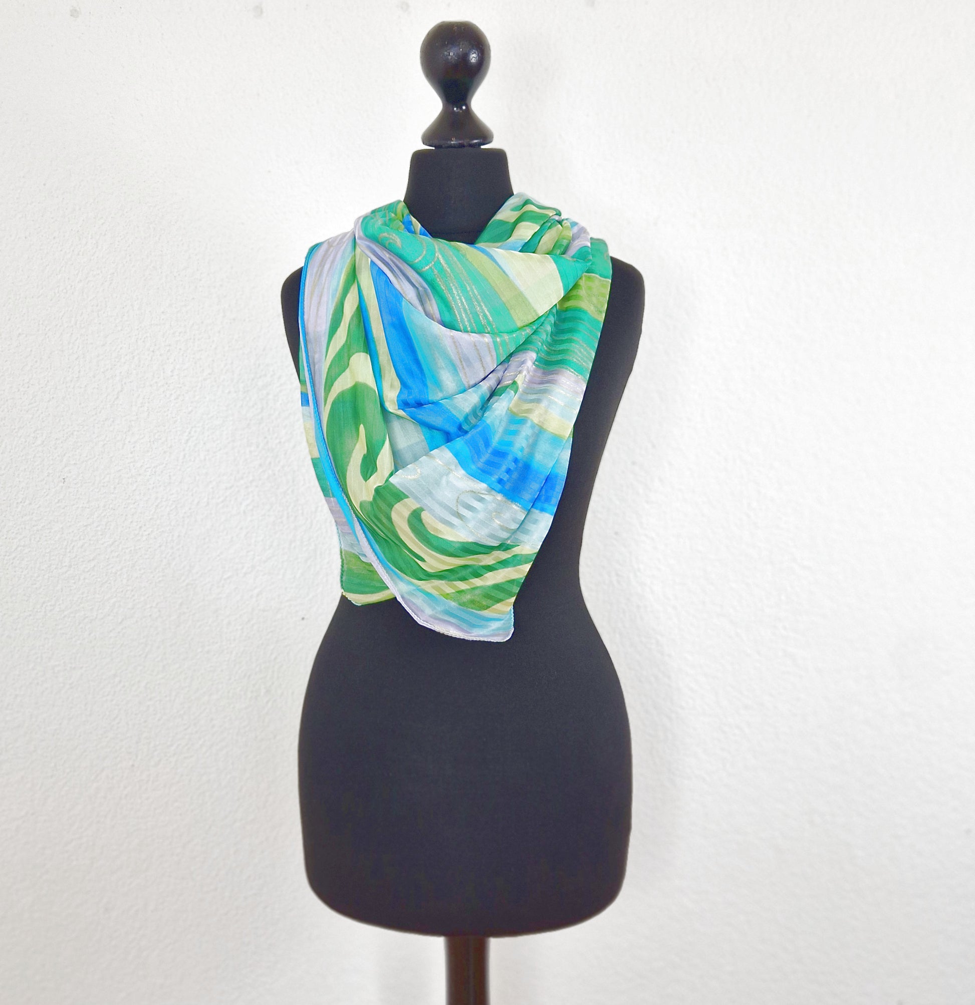 Einzigartiges und nachhaltiges Vintage Tuch in blau-grün-gelb mit Streifen. Front 3.