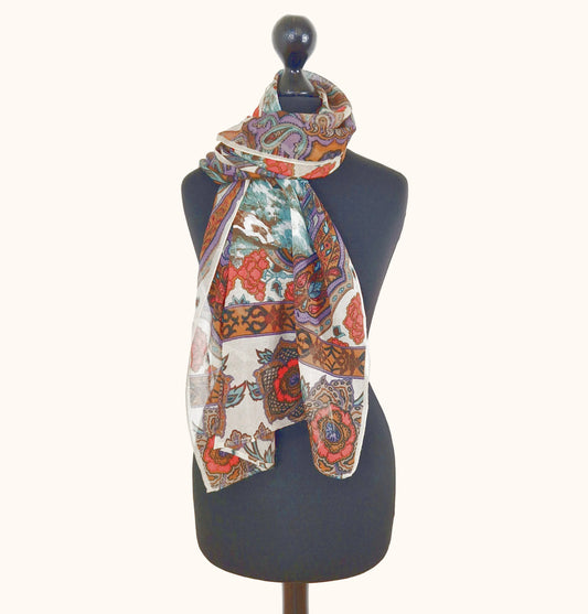 Einzigartiger und nachhaltiger Vintage Schal in beige-braun orange mit Pferden und Paisley. Model.