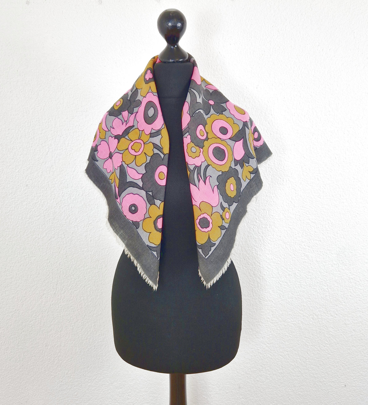 Einzigartiges und nachhaltiges Vintage Tuch in anthrazit-pink-ocker mit Blumen. Model.