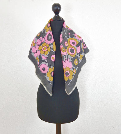 Einzigartiges und nachhaltiges Vintage Tuch in anthrazit-pink-ocker mit Blumen. Model.