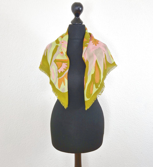 Einzigartiges und nachhaltiges Vintage Tuch in ocker-gelb orange mit abstraktem Blumenmuster. Model.