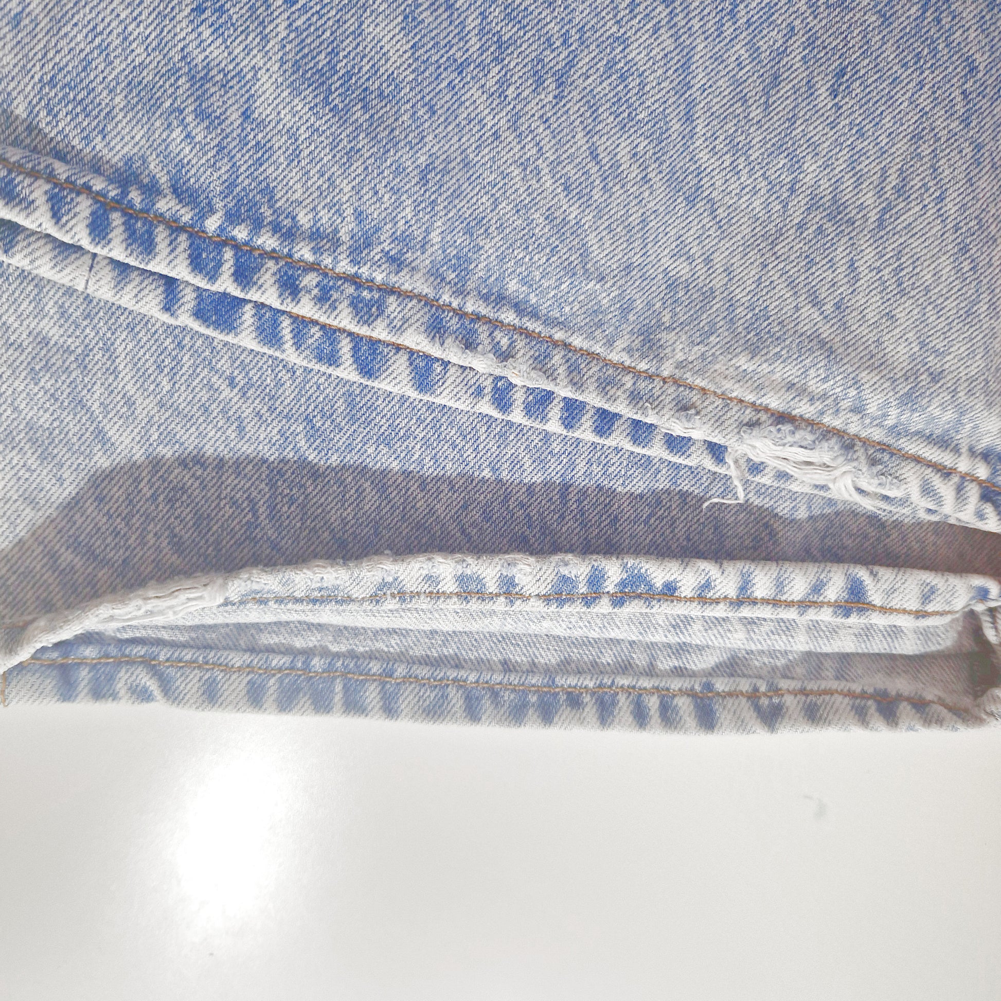 Einzigartige und nachhaltige Vintage Jeans in hellblau, Levi's. Close-up 3.
