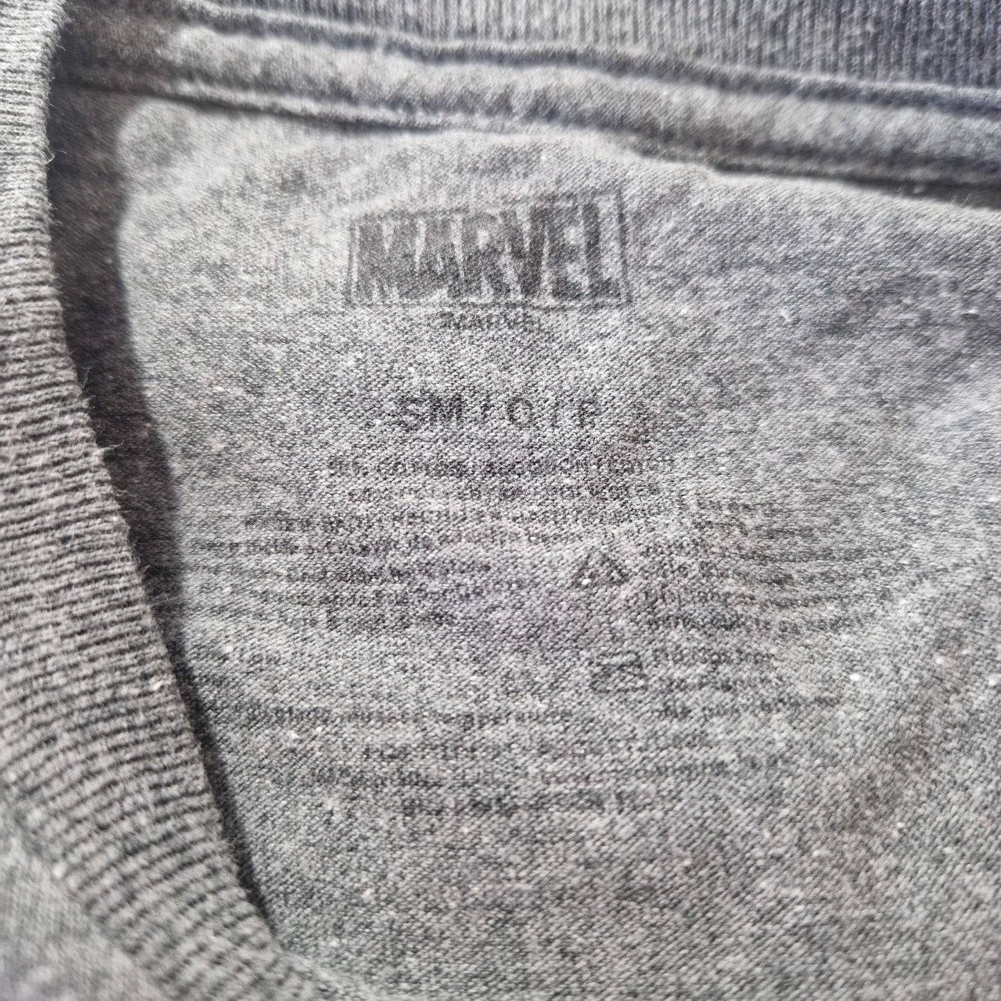 Einzigartiges und nachhaltiges Vintage T-Shirt in grau-rot-grün mit Marvel Figuren. Tag.
