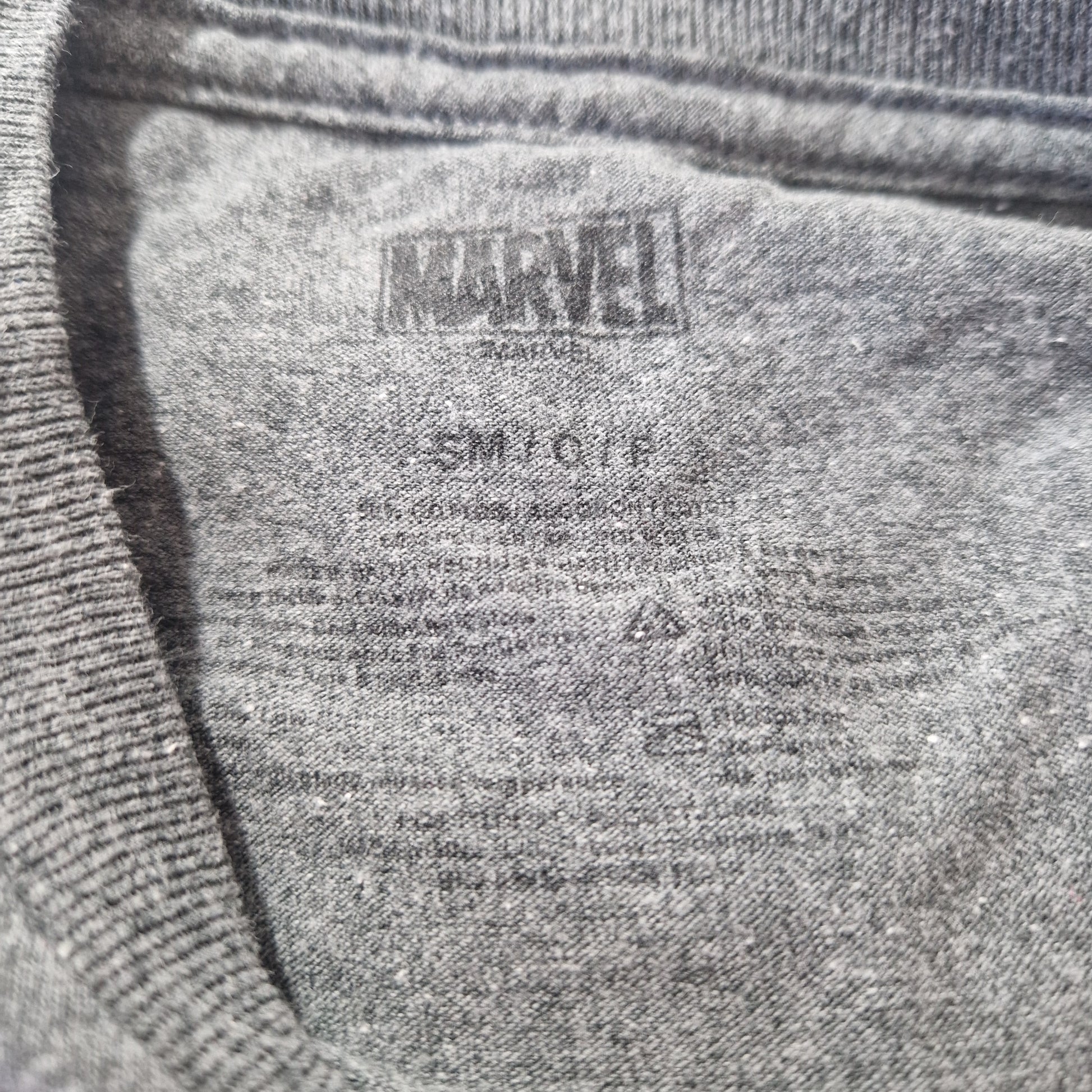 Einzigartiges und nachhaltiges Vintage T-Shirt in grau-rot-grün mit Marvel Figuren. Tag.