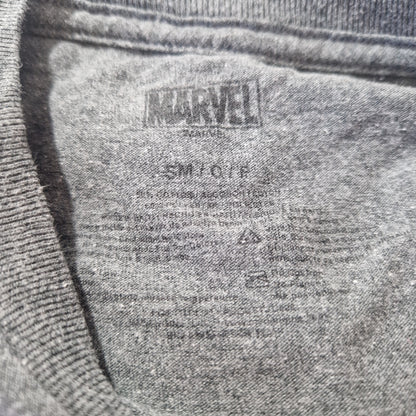 Einzigartiges und nachhaltiges Vintage T-Shirt in grau-rot-grün mit Marvel Figuren. Tag.