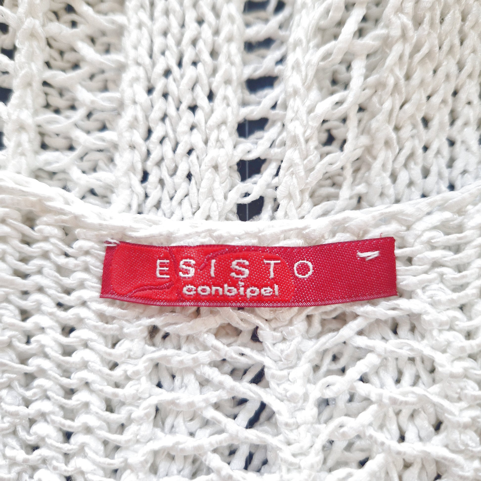 Einzigartiges und nachhaltiges Vintage Top mit Lochmuster in weiss. Tag.