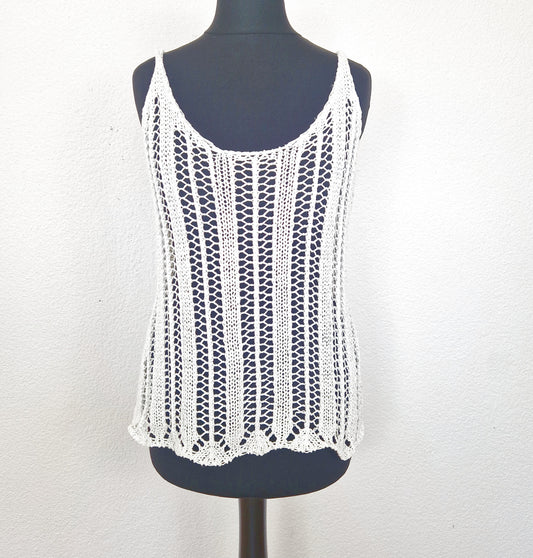 Einzigartiges und nachhaltiges Vintage Top mit Lochmuster in weiss. Front.