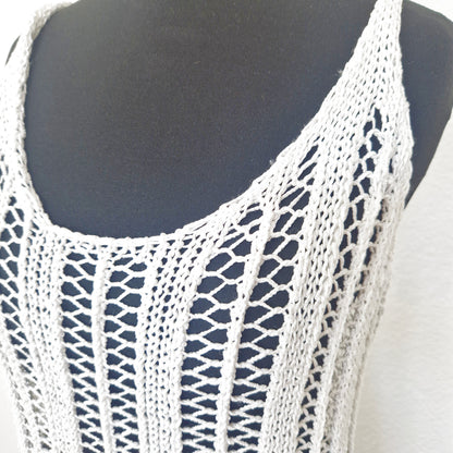Einzigartiges und nachhaltiges Vintage Top mit Lochmuster in weiss. Close-up.
