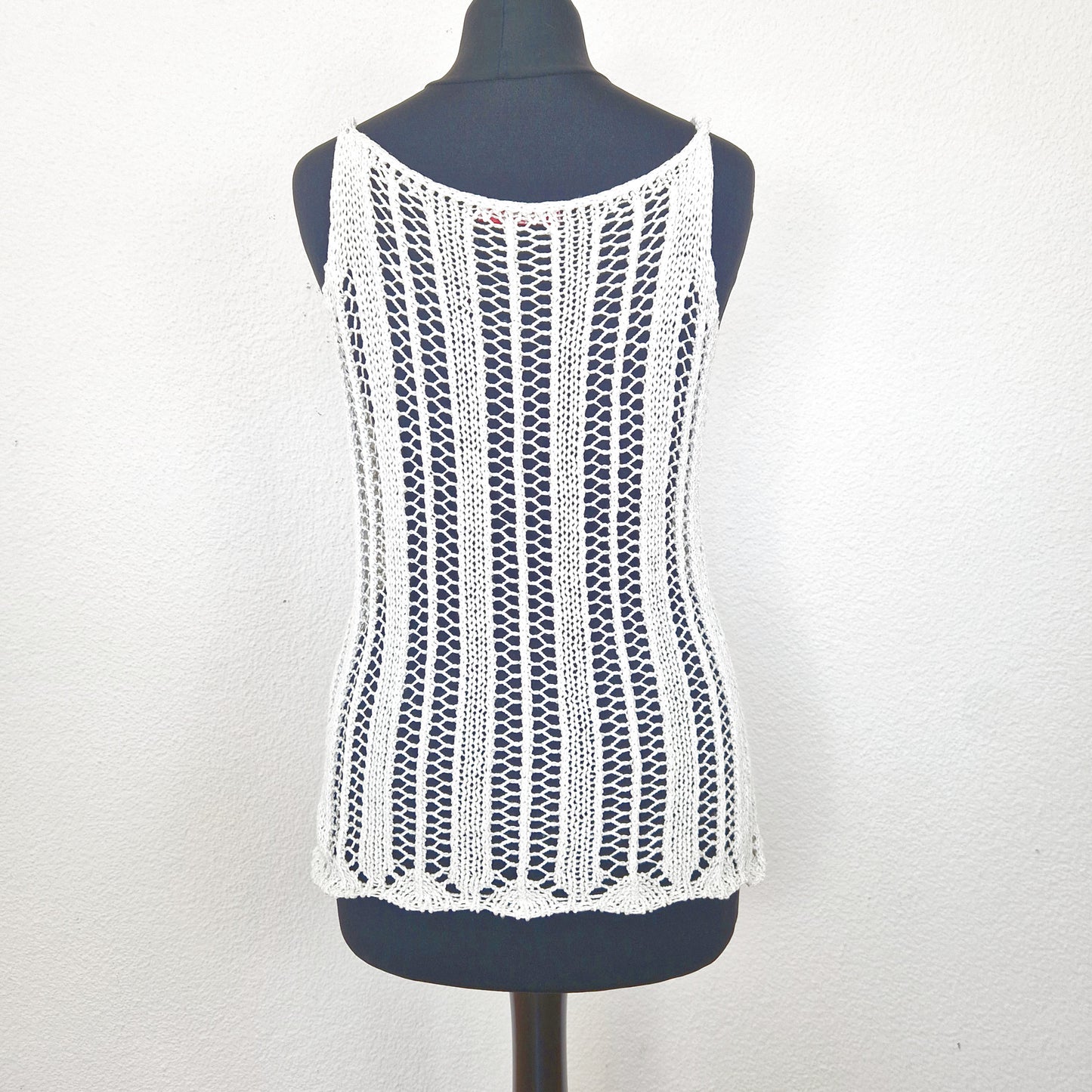 Einzigartiges und nachhaltiges Vintage Top mit Lochmuster in weiss. Back.
