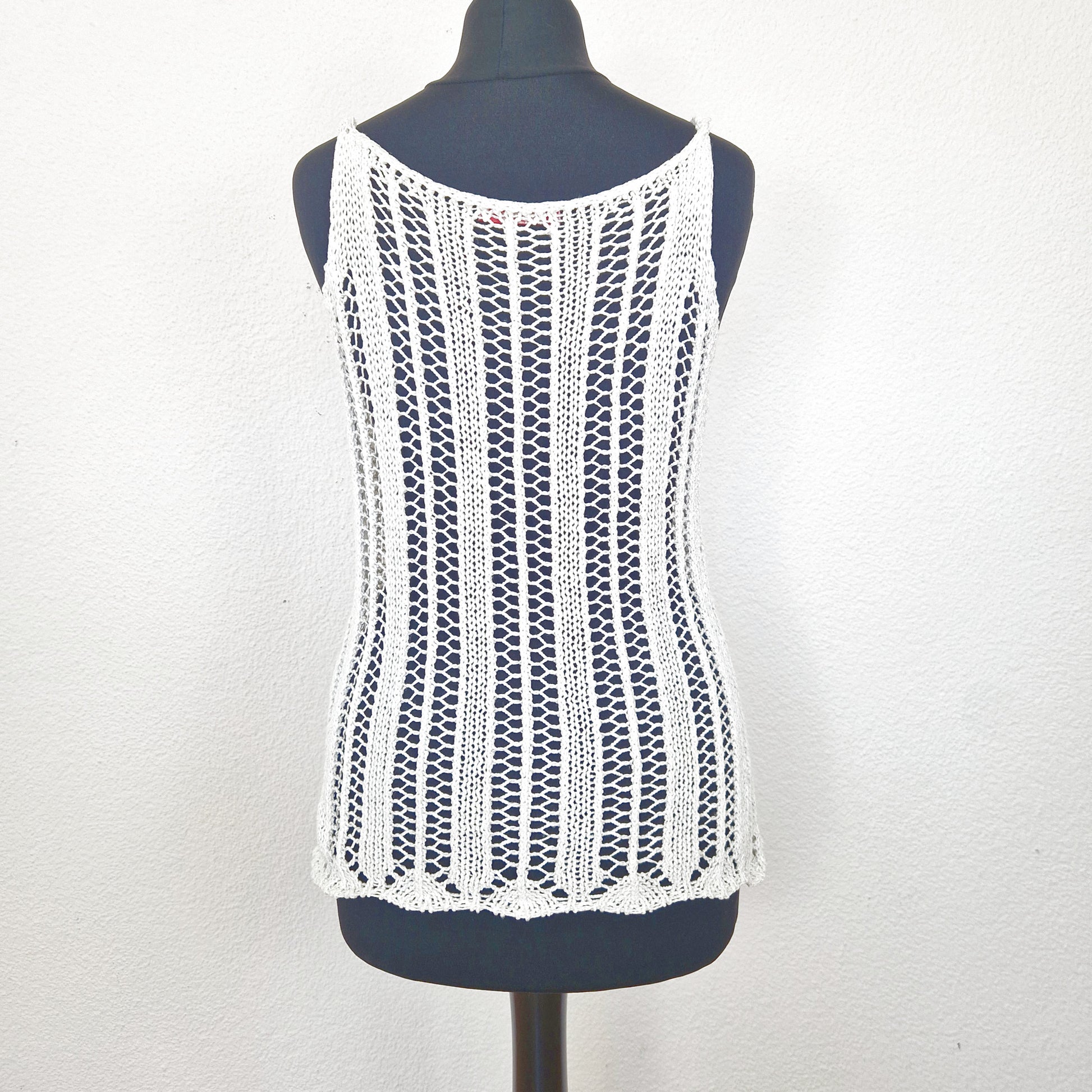 Einzigartiges und nachhaltiges Vintage Top mit Lochmuster in weiss. Back.