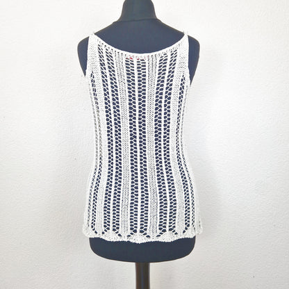 Einzigartiges und nachhaltiges Vintage Top mit Lochmuster in weiss. Back.