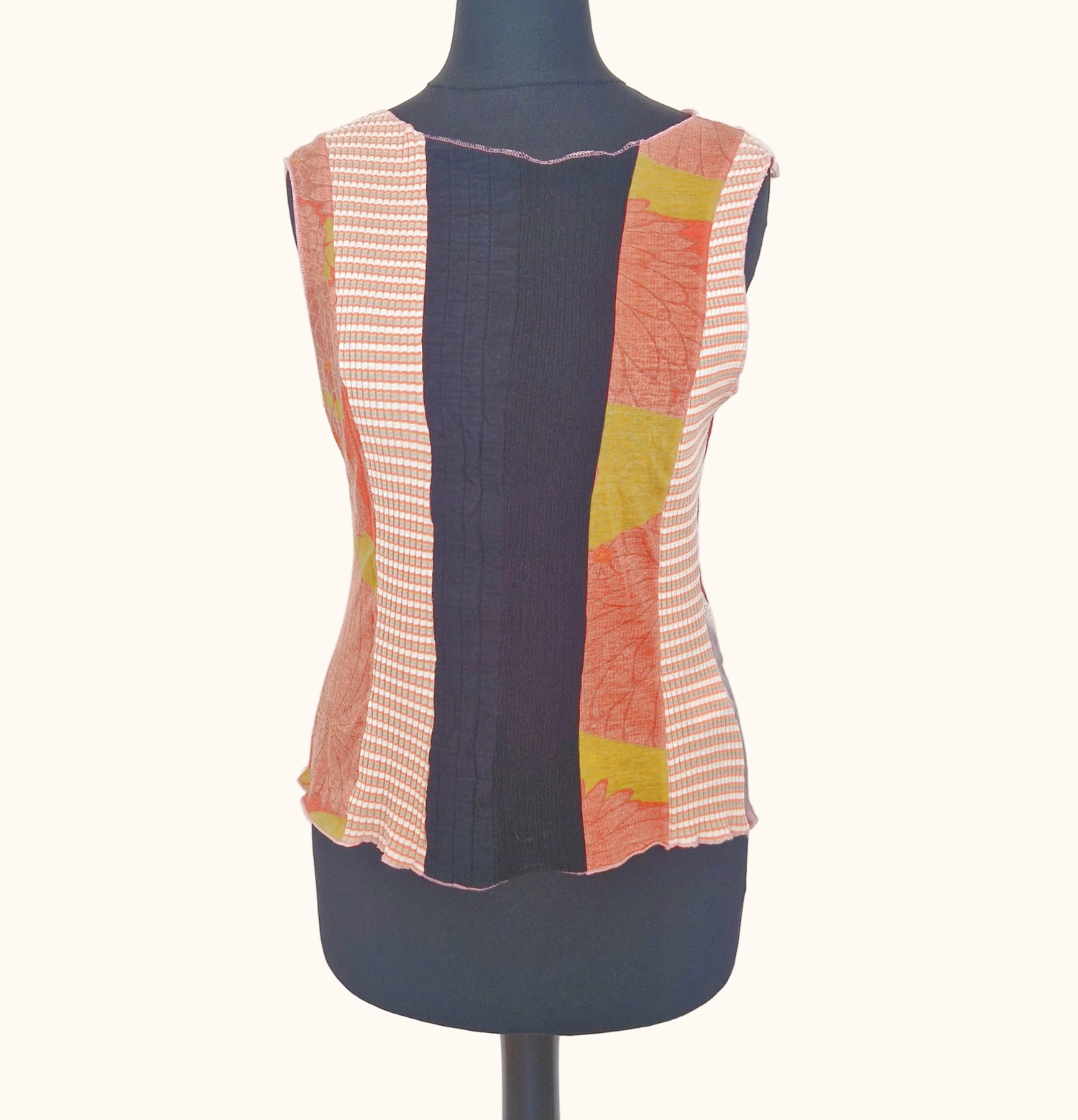 Einzigartiges und nachhaltiges Vintage Top in schwarz-orange-ocker mit Mesh und Patchwork. Front.