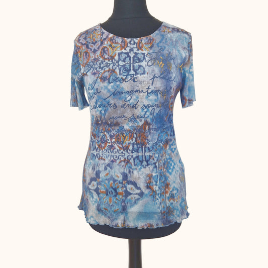 Einzigartiges und nachhaltiges Vintage T-Shirt in blau-braun-gelb mit ornamentalem Muster. Front.