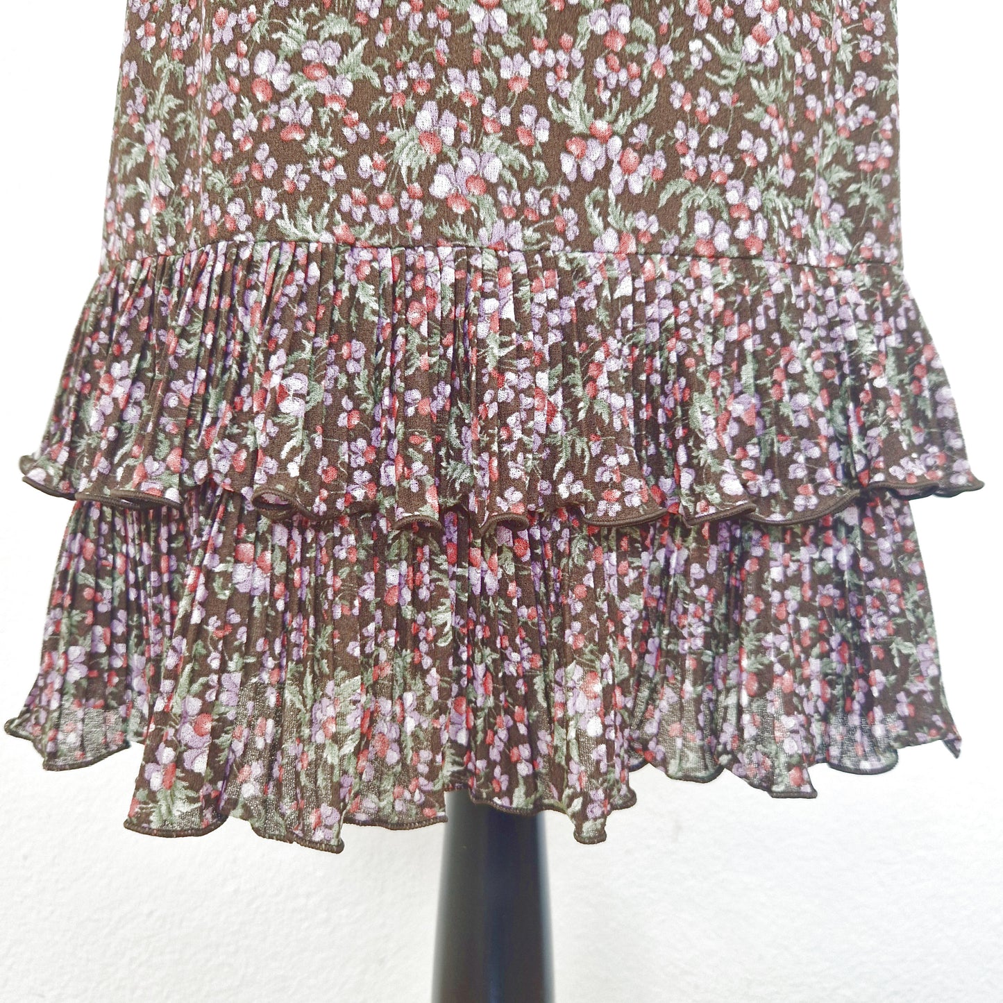 Einzigartiges und nachhaltiges Vintage Trägerkleid in braun-lila-rot mit Blumen und Rüschenärmeln. Close-up 2.