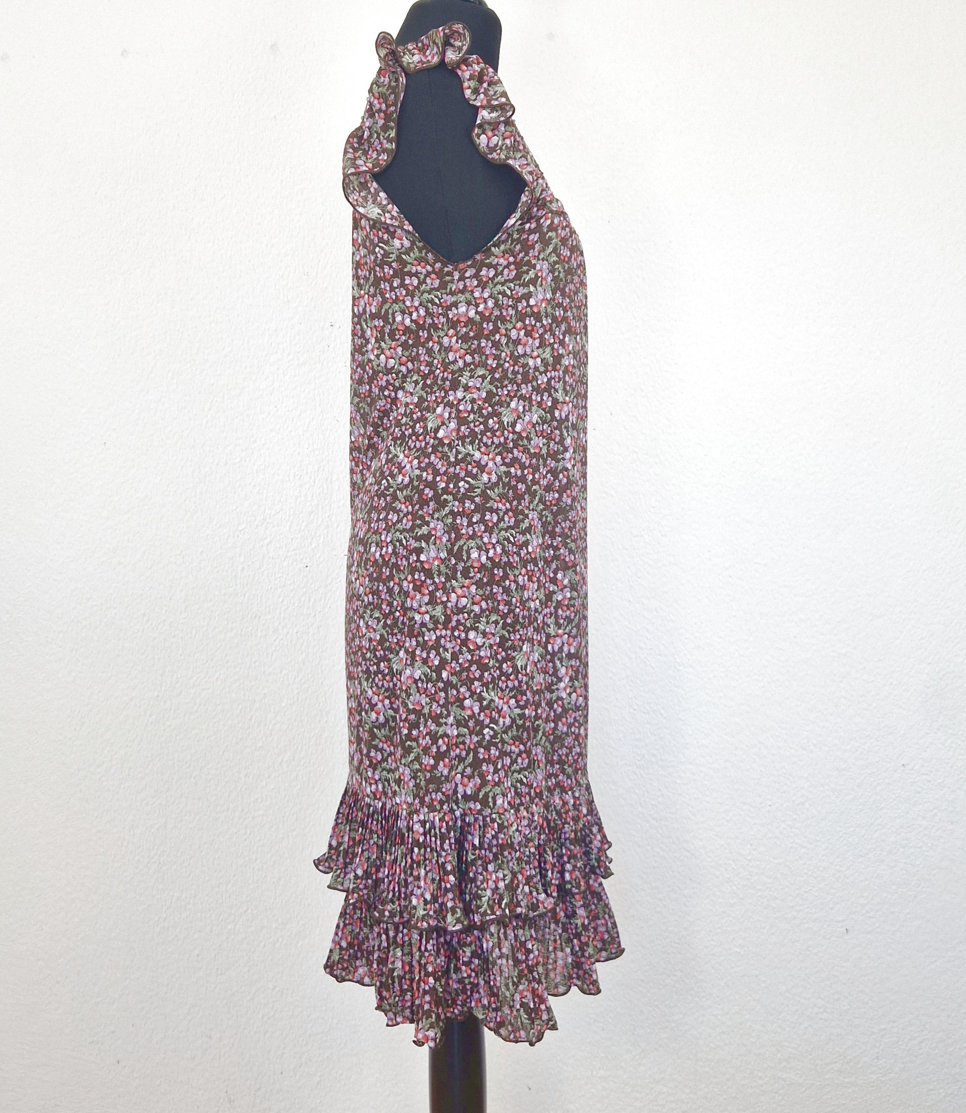 Einzigartiges und nachhaltiges Vintage Trägerkleid in braun-lila-rot mit Blumen und Rüschenärmeln. Side.