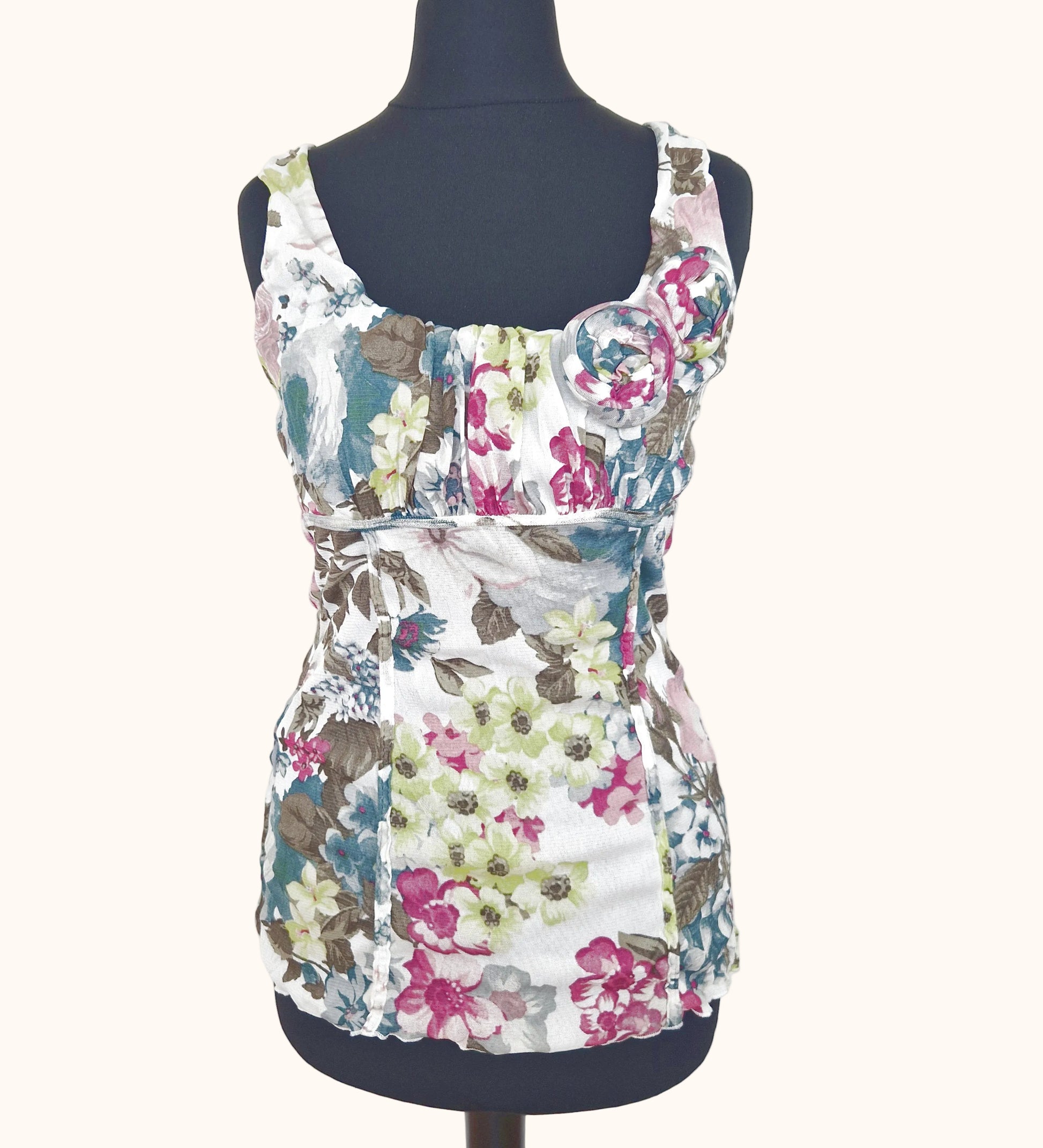 Einzigartiges und nachhaltiges Vintage Top in weiss-rosa-pink mit Blumen und Mesh. Front.