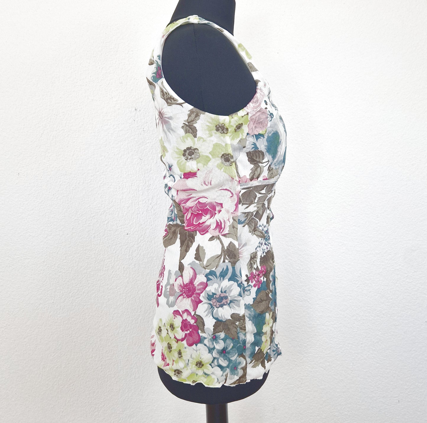 Einzigartiges und nachhaltiges Vintage Top in weiss-rosa-pink mit Blumen und Mesh. Side.