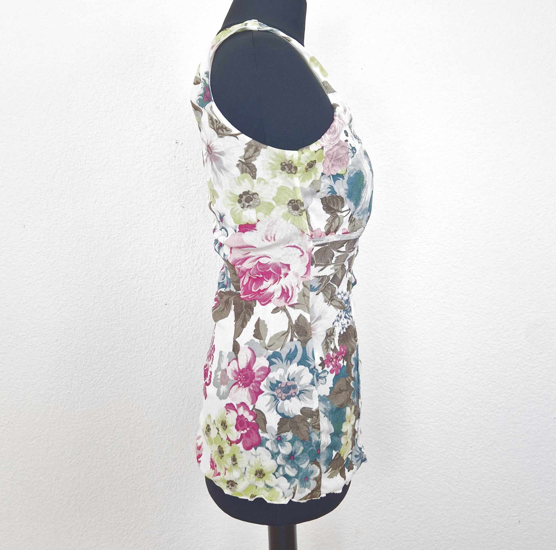 Einzigartiges und nachhaltiges Vintage Top in weiss-rosa-pink mit Blumen und Mesh. Side.