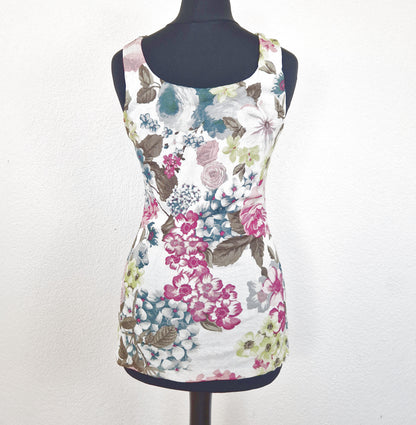 Einzigartiges und nachhaltiges Vintage Top in weiss-rosa-pink mit Blumen und Mesh. Back.