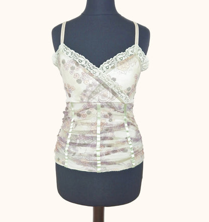 Einzigartiges und nachhaltiges Vintage Top in hellgrün-lila-gelb mit Blumen und Paisley. Front.