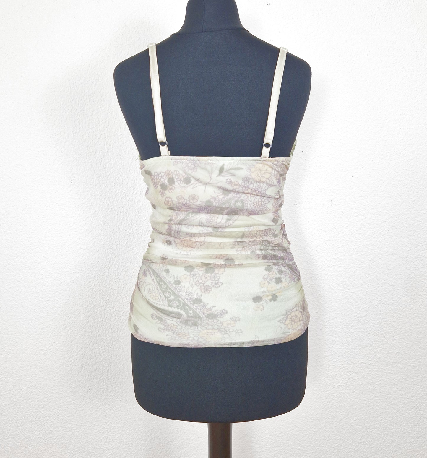 Einzigartiges und nachhaltiges Vintage Top in hellgrün-lila-gelb mit Blumen und Paisley. Back.
