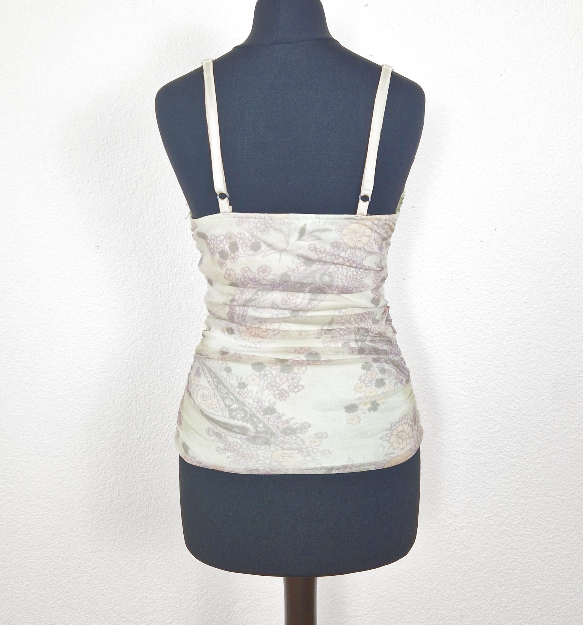 Einzigartiges und nachhaltiges Vintage Top in hellgrün-lila-gelb mit Blumen und Paisley. Back.