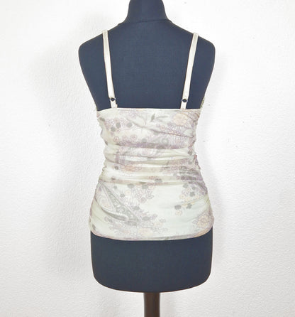 Einzigartiges und nachhaltiges Vintage Top in hellgrün-lila-gelb mit Blumen und Paisley. Back.