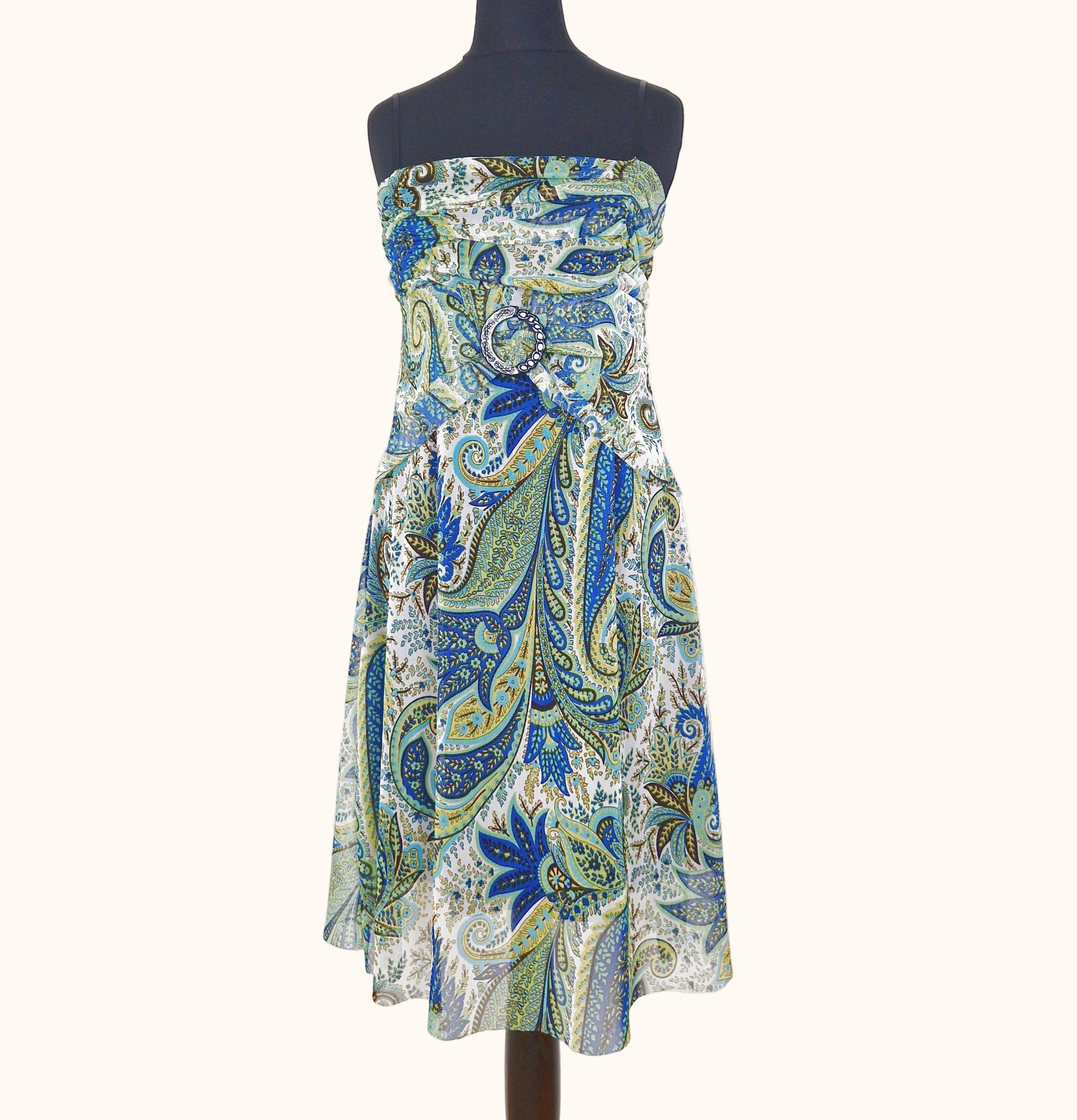 Einzigartiges und nachhaltiges Vintage Trägerkleid in weiss-gelb-blau mit Paisley. Front.