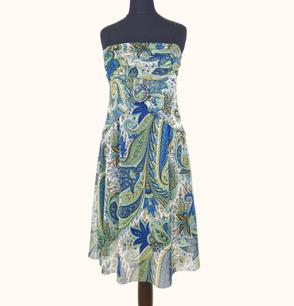 Einzigartiges und nachhaltiges Vintage Trägerkleid in weiss-gelb-blau mit Paisley. Front.