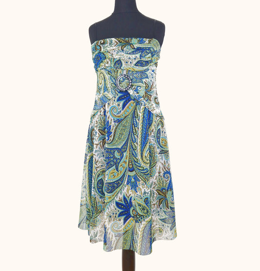 Einzigartiges und nachhaltiges Vintage Trägerkleid in weiss-gelb-blau mit Paisley. Front.