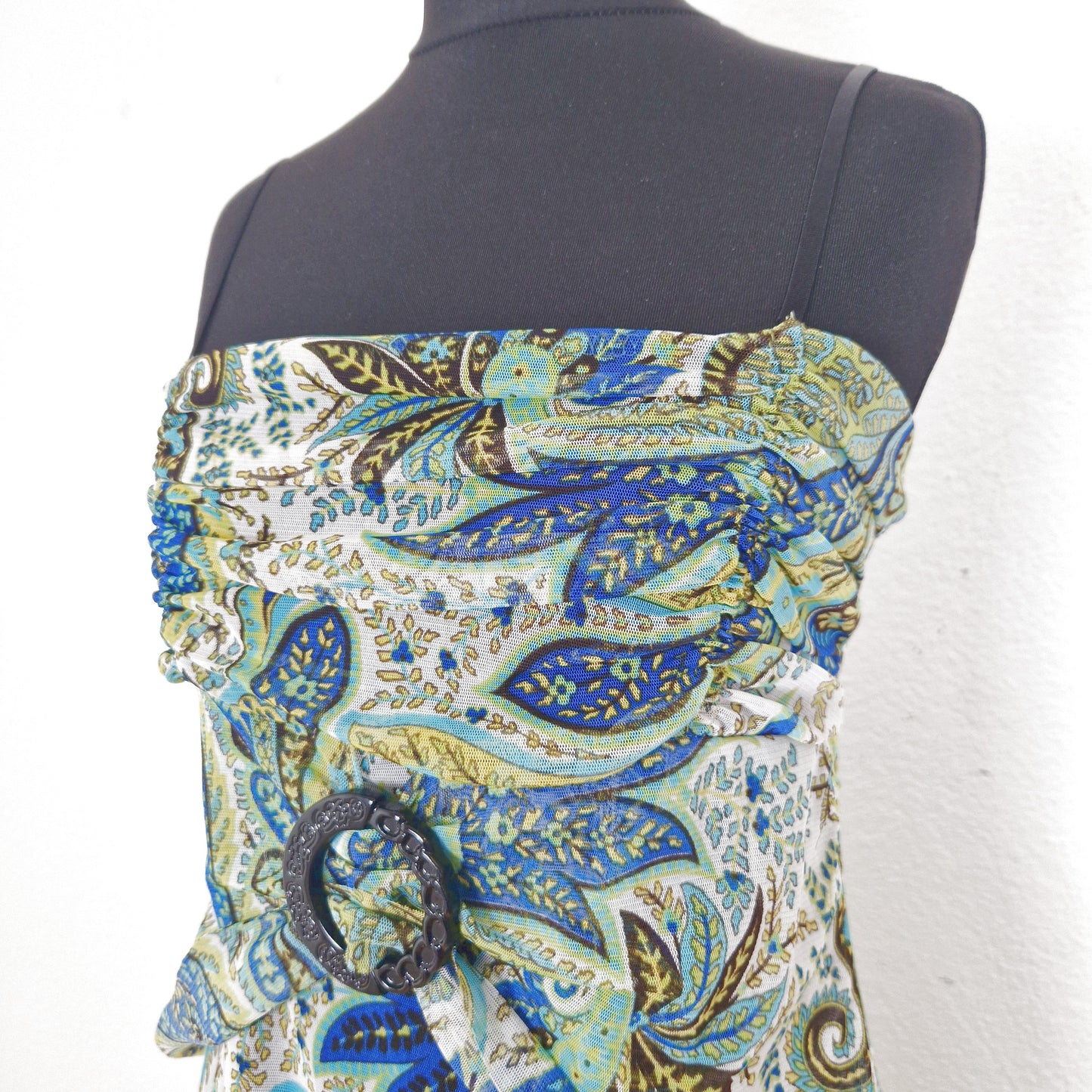 Einzigartiges und nachhaltiges Vintage Trägerkleid in weiss-gelb-blau mit Paisley. Close-up.