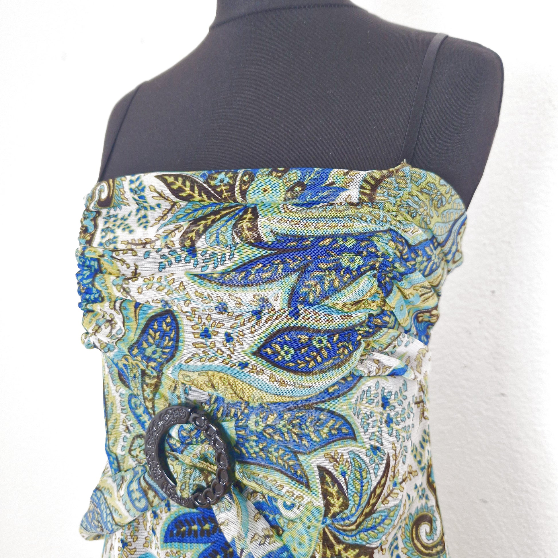 Einzigartiges und nachhaltiges Vintage Trägerkleid in weiss-gelb-blau mit Paisley. Close-up.