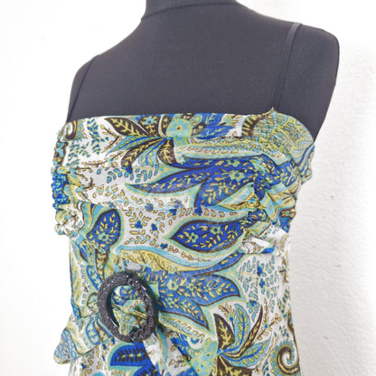 Einzigartiges und nachhaltiges Vintage Trägerkleid in weiss-gelb-blau mit Paisley. Close-up.