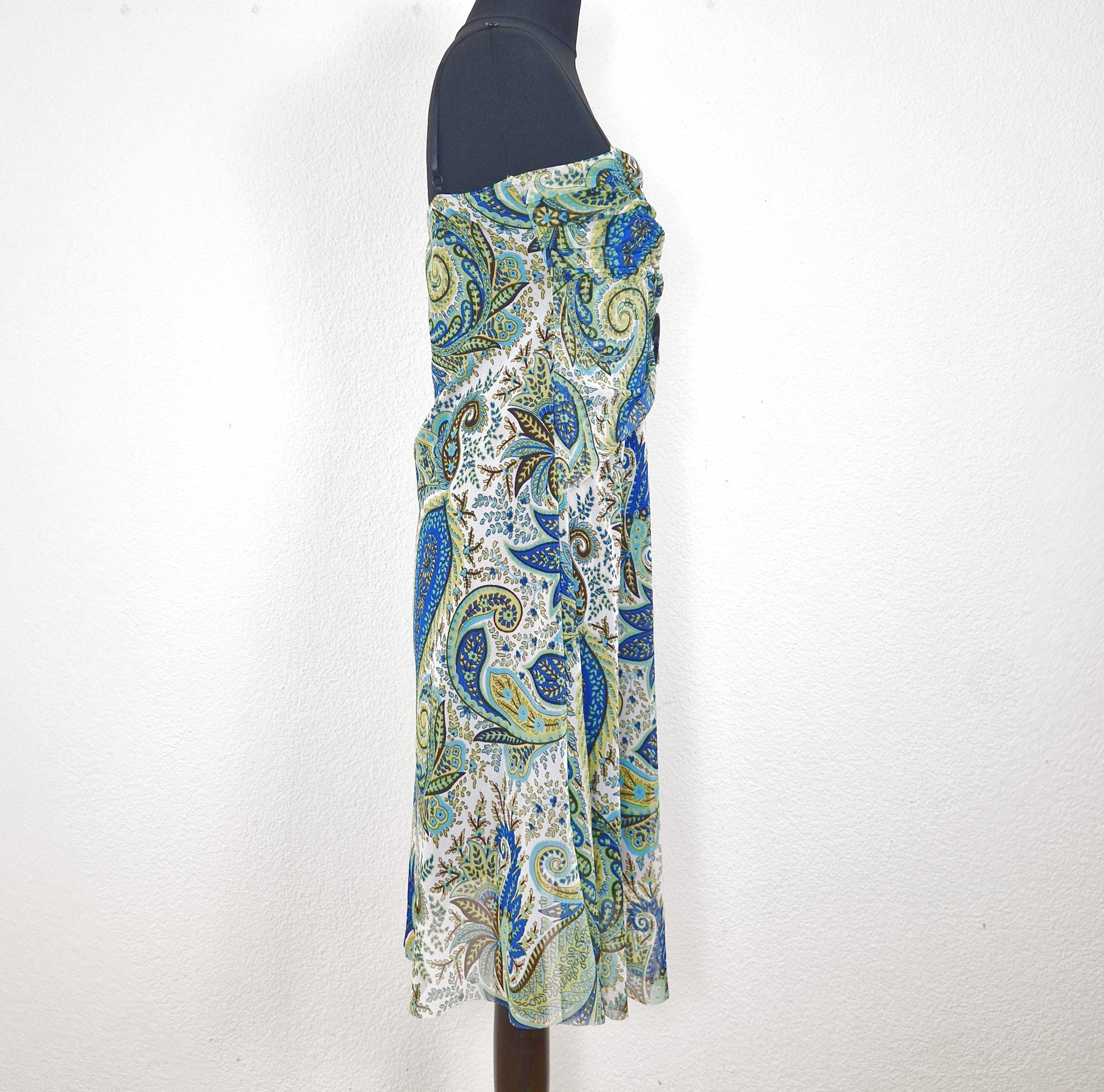 Einzigartiges und nachhaltiges Vintage Trägerkleid in weiss-gelb-blau mit Paisley. Side.