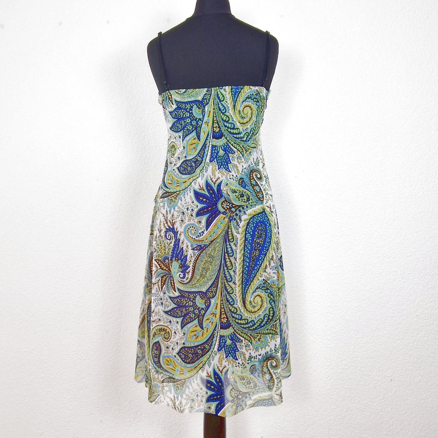 Einzigartiges und nachhaltiges Vintage Trägerkleid in weiss-gelb-blau mit Paisley. Back.