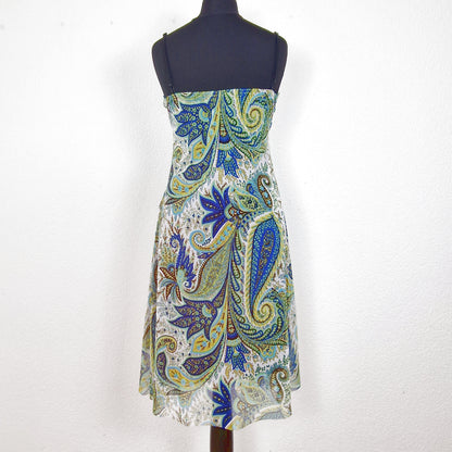 Einzigartiges und nachhaltiges Vintage Trägerkleid in weiss-gelb-blau mit Paisley. Back.