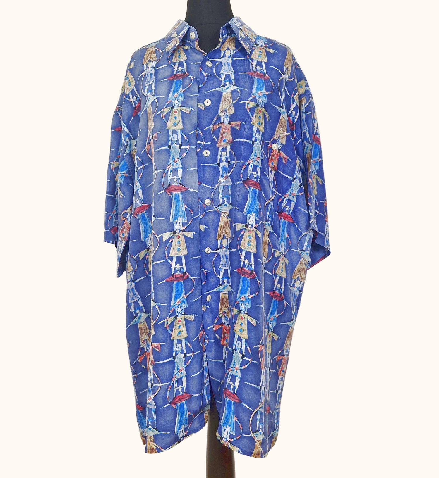 Einzigartiges und nachhaltiges Vintage Kurzarmhemd in blau-beige-rot mit Figuren. Front.