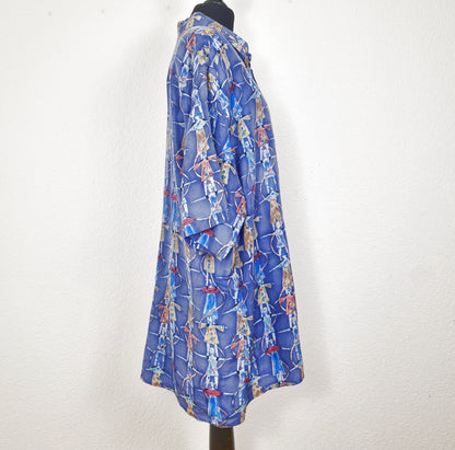 Einzigartiges und nachhaltiges Vintage Kurzarmhemd in blau-beige-rot mit Figuren. Side.