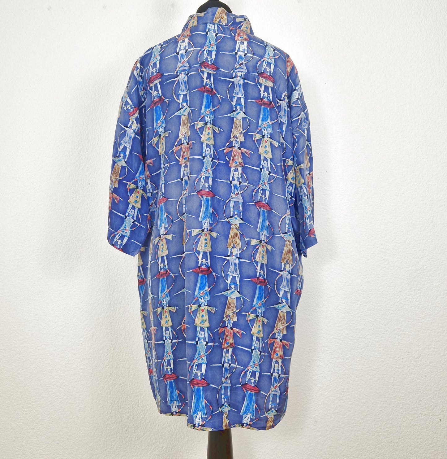 Einzigartiges und nachhaltiges Vintage Kurzarmhemd in blau-beige-rot mit Figuren. Back.