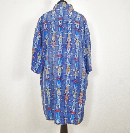 Einzigartiges und nachhaltiges Vintage Kurzarmhemd in blau-beige-rot mit Figuren. Back.