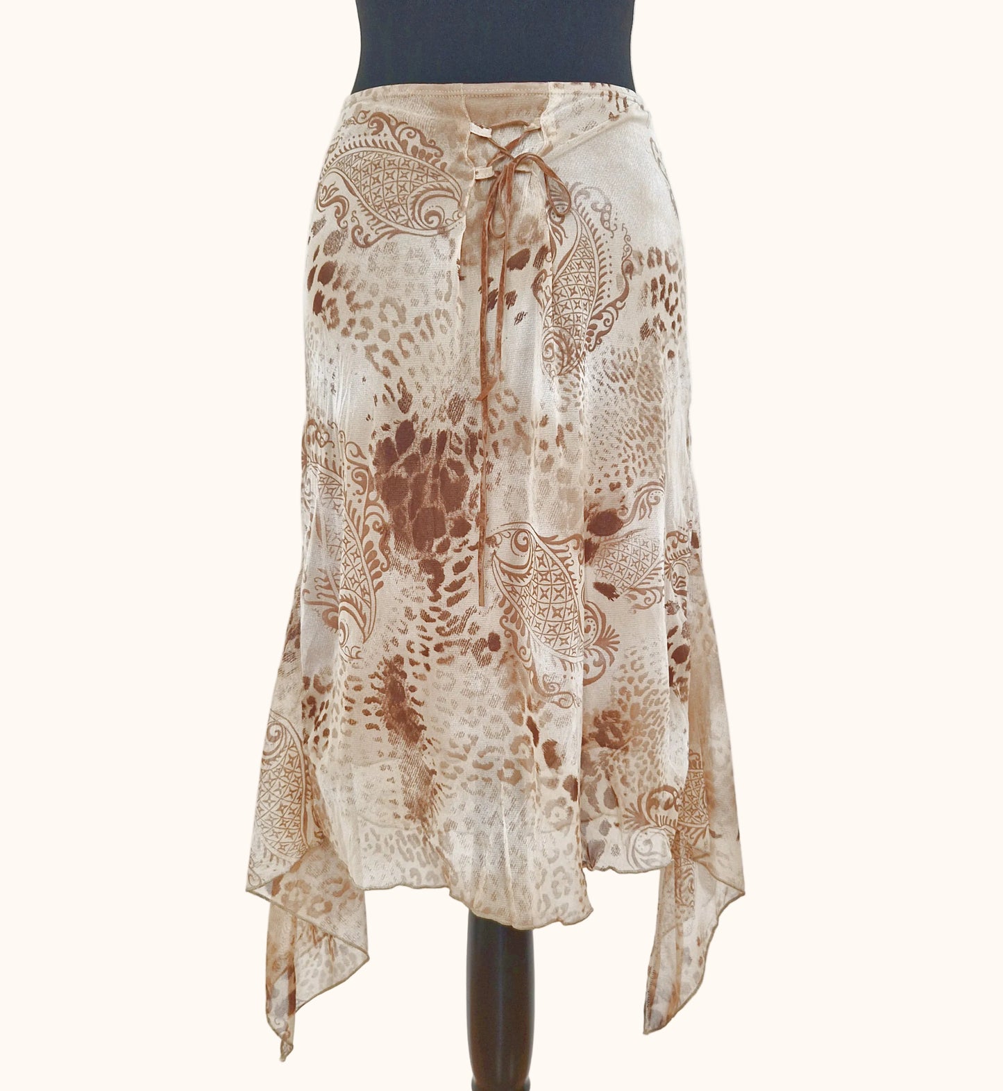 Einzigartiger und nachhaltiger, asymmetrischer Vintage Rock in beige-braun. Front.