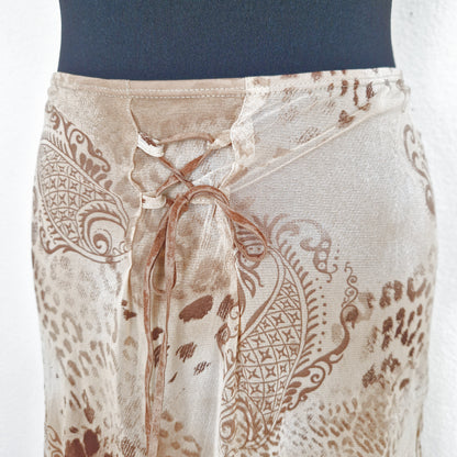 Einzigartiger und nachhaltiger, asymmetrischer Vintage Rock in beige-braun. Close-up.