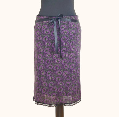 Einzigartiger und nachhaltiger Vintage Rock in violett-schwarz-grau mit Blumen. Front.