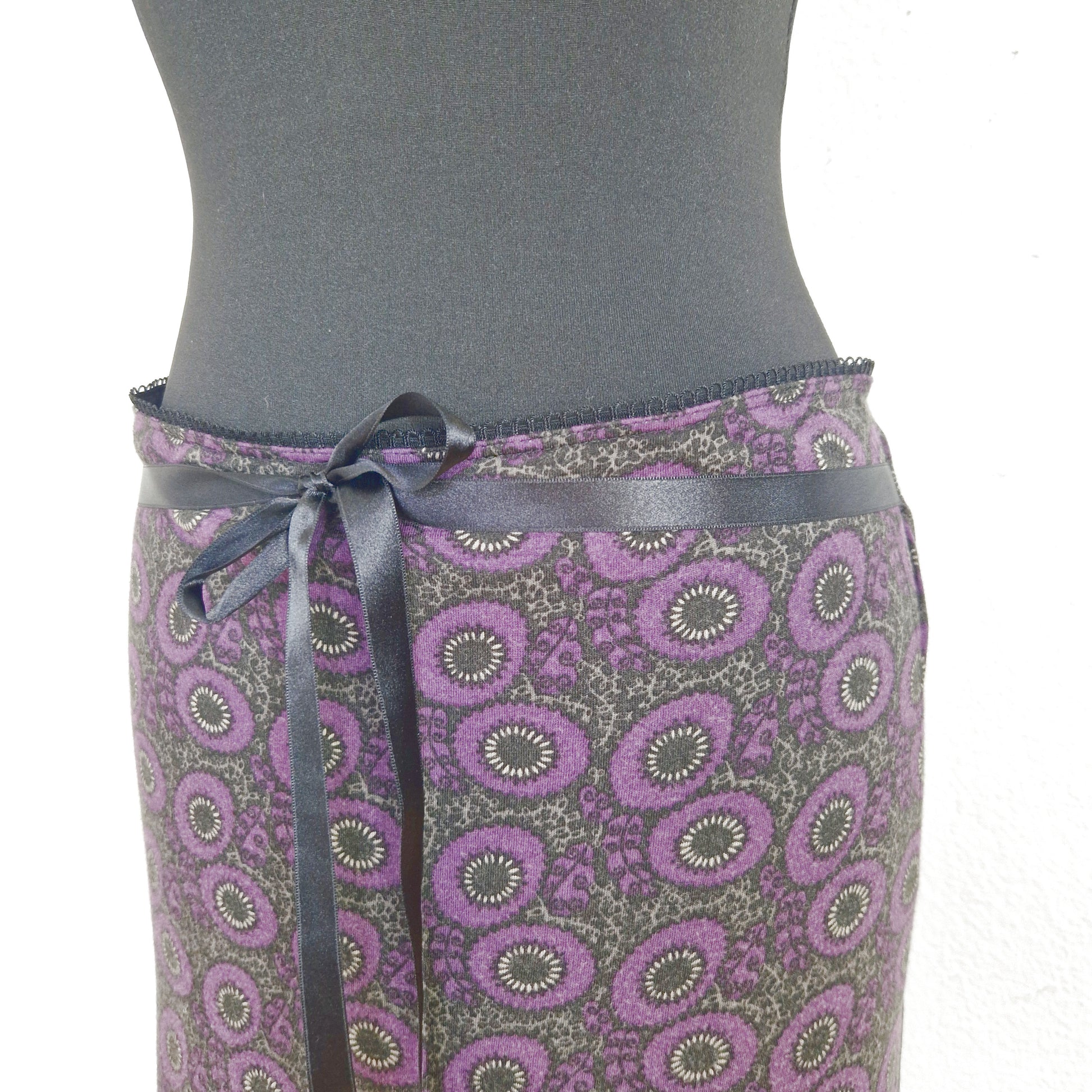 Einzigartiger und nachhaltiger Vintage Rock in violett-schwarz-grau mit Blumen. Close-up.