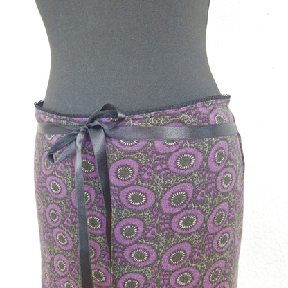 Einzigartiger und nachhaltiger Vintage Rock in violett-schwarz-grau mit Blumen. Close-up.