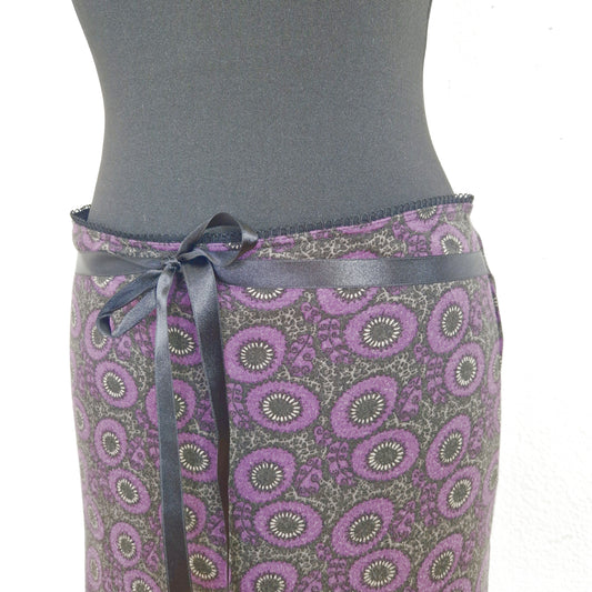 Einzigartiger und nachhaltiger Vintage Rock in violett-schwarz-grau mit Blumen. Close-up.