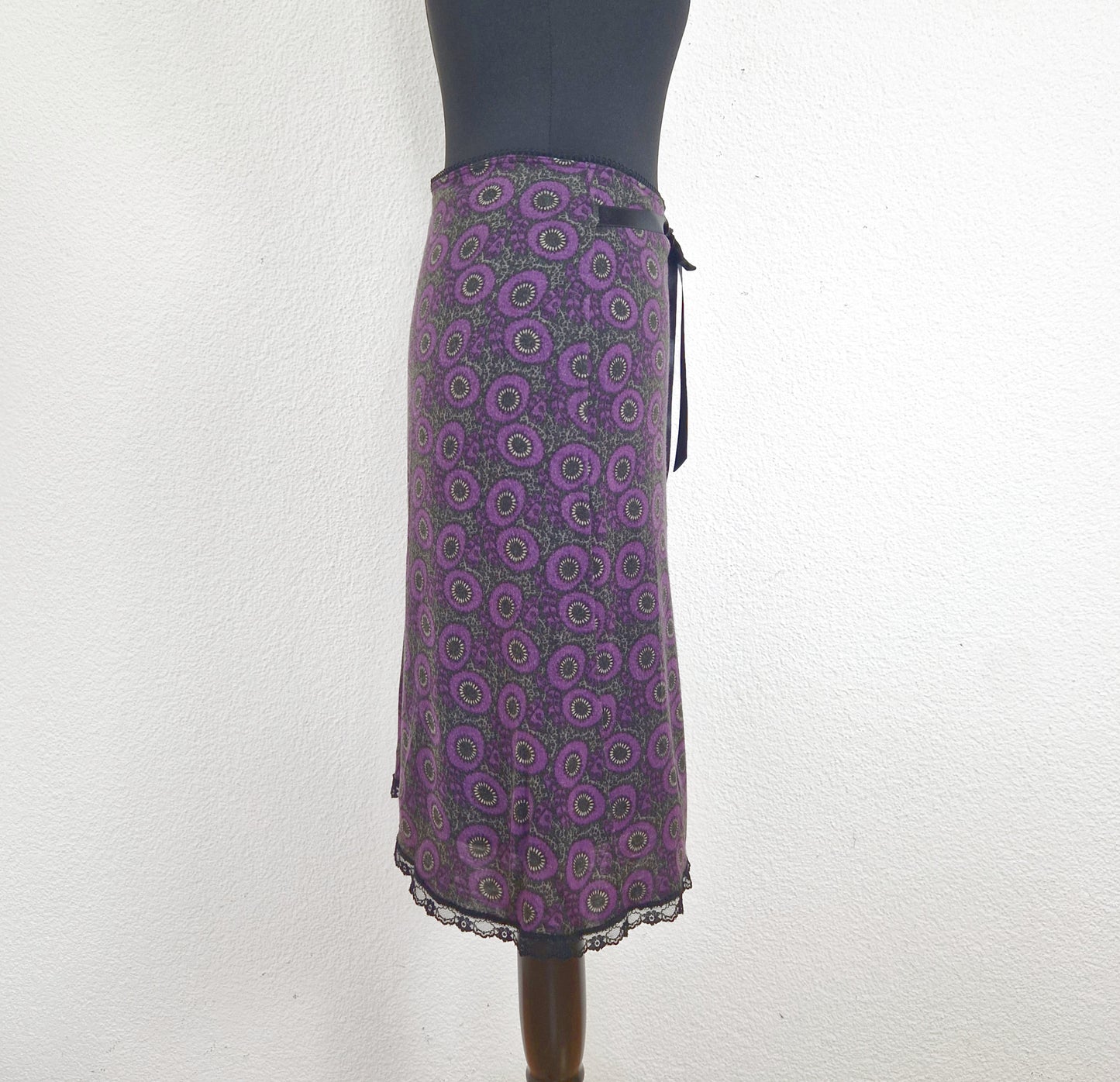 Einzigartiger und nachhaltiger Vintage Rock in violett-schwarz-grau mit Blumen. Side.