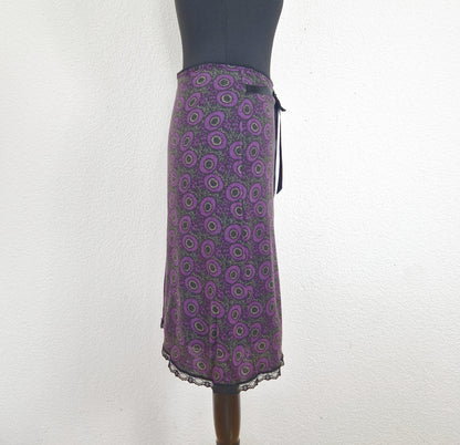 Einzigartiger und nachhaltiger Vintage Rock in violett-schwarz-grau mit Blumen. Side.