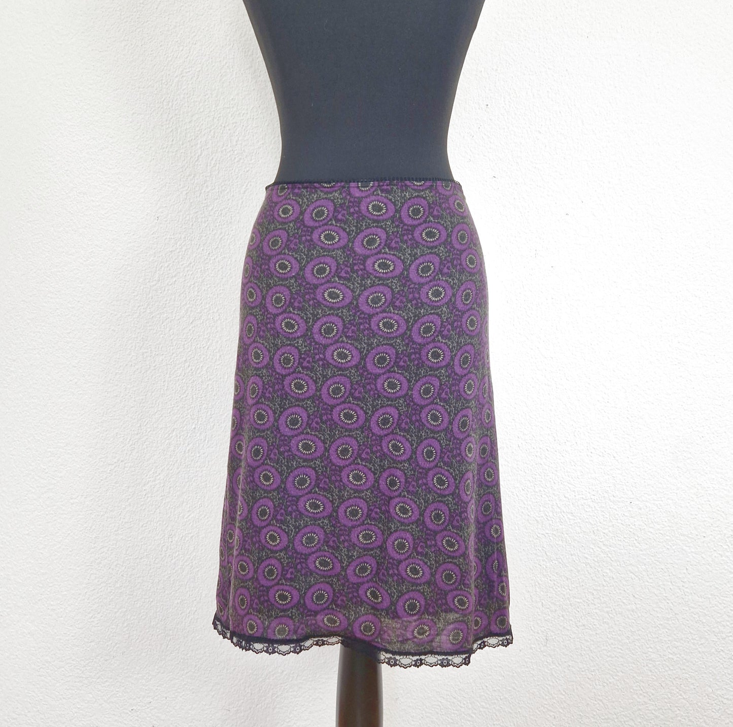 Einzigartiger und nachhaltiger Vintage Rock in violett-schwarz-grau mit Blumen. Back.