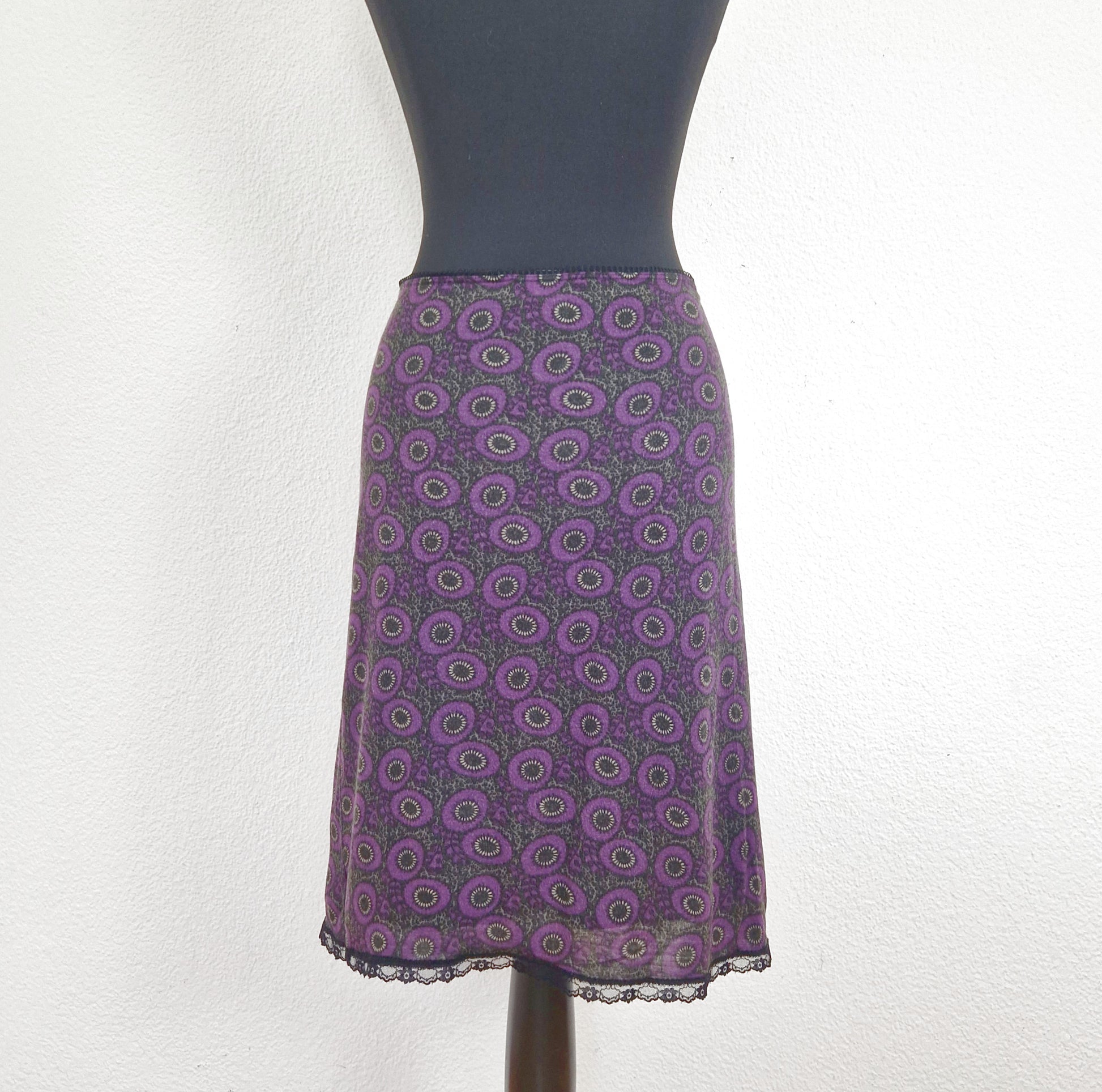 Einzigartiger und nachhaltiger Vintage Rock in violett-schwarz-grau mit Blumen. Back.